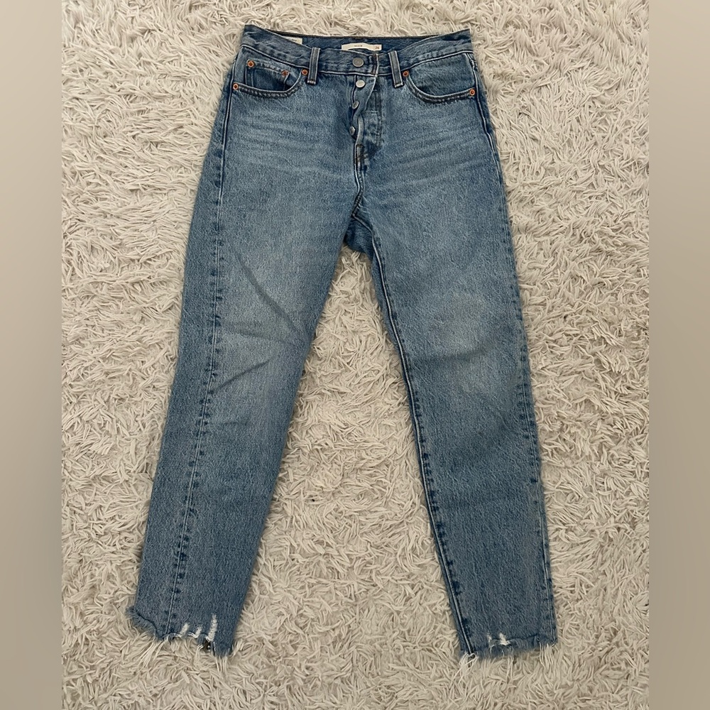 LEVI’S WEDGIE JEANS. Straight leg. 100% Cotton.